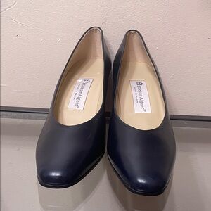 Navy Blue Etienne Aigner Heels Sz 8 *NARROW*